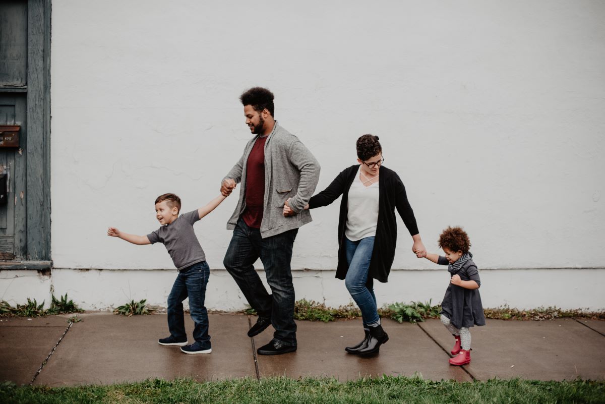 famiglia felice cammina fila mano nella mano